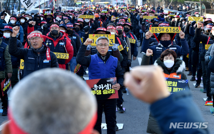 [광주=뉴시스] 김혜인 기자 =  민주노총 광주지역 화물연대 총파업 결의대회가 열린 7일 오후 광주 서구 치평동 광주시청 앞에서 노동자들이 안전 운임제 확대를 촉구하고 있다.2022.12.07.hyein0342@newsis.com