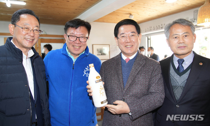 [해남=뉴시스] 이창우 기자=김영록 전남도지사(오른쪽 두 번째)가 7일 국내 대표 프리미엄 막걸리 생산 업체인 해남군 화산면 '해창주조장'을 방문해 생산 시설을 살펴보고 관계자들을 격려하고 있다. (사진=전남도 제공) 2022.12.07. photo@newsis.com