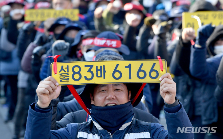 [광주=뉴시스] 김혜인 기자 =  민주노총 광주지역 화물연대 총파업 결의대회가 열린 2022년 12월7일 오후 광주 서구 치평동 광주시청 앞에서 노동자들이 안전 운임제 확대를 촉구하고 있는 모습. 2022.12.07. hyein0342@newsis.com