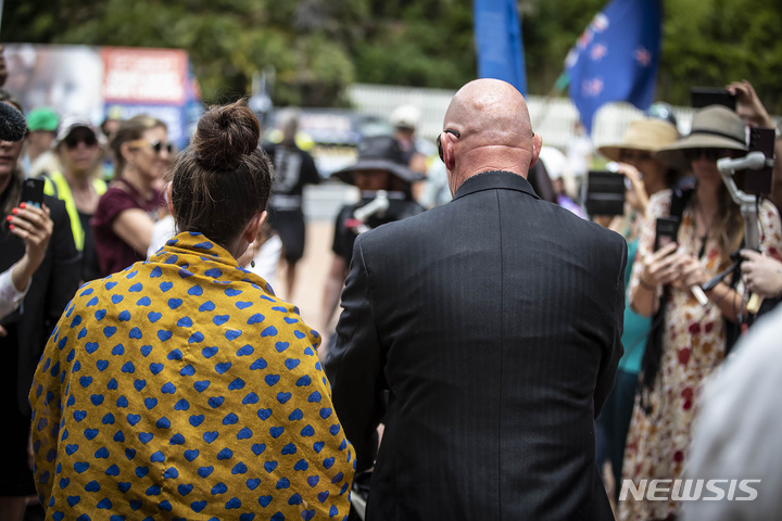 [오클랜드=AP/뉴시스] 급히 심장 수술을 받아야 하는 생후 4개월 된 아이의 부모가 6일(현지시간) 뉴질랜드 오클랜드의 고등법원을 나서고 있다. 뉴질랜드 법원은 선천적 결함으로 급히 심장 수술을 받아야 하는 아이의 부모가 코로나19 백신을 접종한 기증자의 수혈을 거부해 이 아이가 수술에서 회복할 때까지 법원의 보호를 받을 것이라고 7일 판결했다. 앞서 생존을 위해 긴급 심장 수술을 받아야 했던 아이의 부모는 코로나19 백신 '미접종자'의 혈액만 사용해야 한다고 고집해 수술을 거부했었다. 2022.12.07.