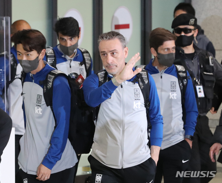 [인천공항=뉴시스] 김금보 기자 = 2022 카타르 월드컵에서 16강 진출 성적을 거둔 한국 축구대표팀 벤투 감독이 7일 오후 인천국제공항을 통해 귀국하고 있다. 2022.12.07. kgb@newsis.com