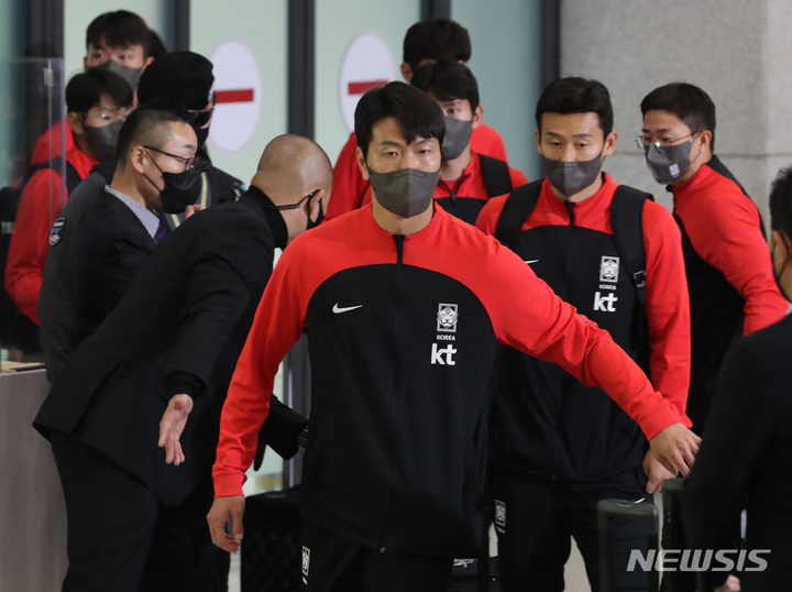 [인천공항=뉴시스] 김금보 기자 = 2022 카타르 월드컵에서 16강 진출 성적을 거둔 한국 축구대표팀 김영권이 7일 오후 인천국제공항을 통해 귀국하고 있다. 2022.12.07. kgb@newsis.com