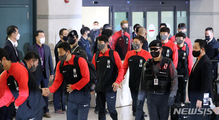 [인천공항=뉴시스] 김금보 기자 = 2022 카타르 월드컵에서 16강 진출 성적을 거둔 한국 축구대표팀이 7일 오후 인천국제공항을 통해 귀국하고 있다. 2022.12.07. kgb@newsis.com