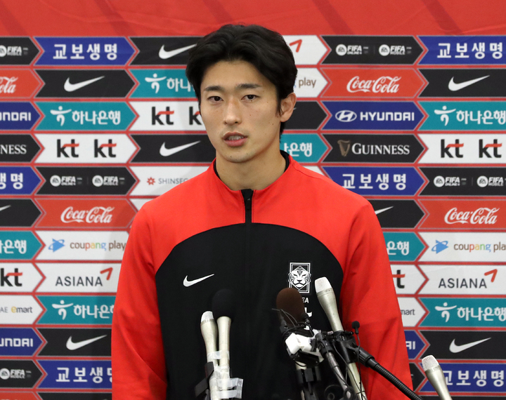 [인천공항=뉴시스] 김금보 기자 = 2022 카타르 월드컵에서 16강 진출 성적을 거둔 한국 축구대표팀 조규성이 7일 오후 인천국제공항을 통해 귀국해 기자 질문에 답변하고 있다. 2022.12.07. kgb@newsis.com