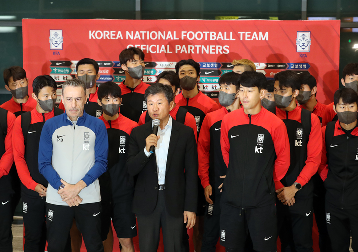 [인천공항=뉴시스] 김금보 기자 = 2022 카타르 월드컵에서 16강 진출 성적을 거둔 한국 축구대표팀 정몽규 대한축구협회 회장이 7일 오후 인천국제공항에서 팬들에게 감사 인사를 하고 있다. 2022.12.07. kgb@newsis.com