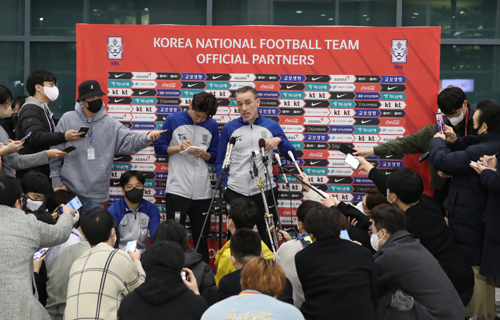 [인천공항=뉴시스] 김금보 기자 = 2022 카타르 월드컵에서 16강 진출 성적을 거둔 한국 축구대표팀 벤투 감독이 7일 오후 인천국제공항을 통해 귀국해 인터뷰를 하고 있다. 2022.12.07. kgb@newsis.com