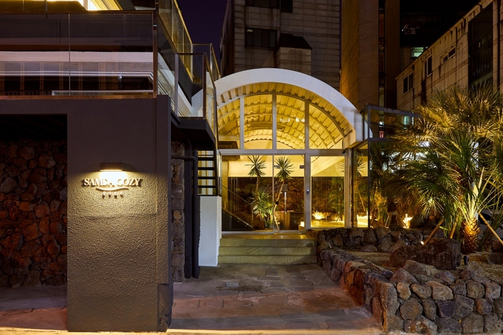 [서울=뉴시스] 제주삼다수 플래그십 스토어 삼다코지 외관. (사진 출처: 광동제약 제공) 2022.12.08.