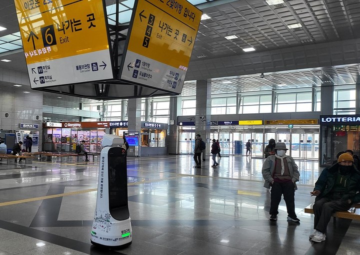 [대구=뉴시스]서비스로봇 시장창출 및 시민체감도 증진을 위해 동대구역에서 운용하고 있는 서비스로봇의 실증 모습이다(사진=대구시 제공) 2022.12.08 photo@newsis.com *재판매 및 DB 금지