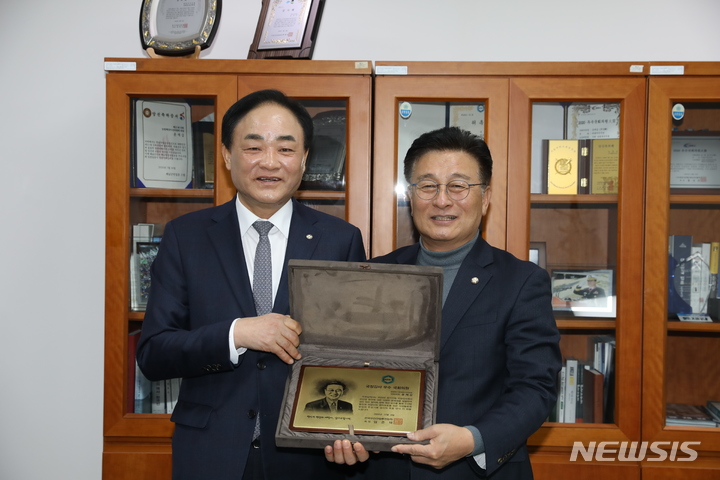 [서울=뉴시스] 임준택 한국수산산업총연합회 회장(왼쪽)은 더불어민주당 윤재갑 의원(오른쪽)에게 올해 국정감사에서 수산정책 개선을 위해 의정활동을 펼친 공로로 국내 수산산업 단체를 대표해 감사패를 전달하고 있다.