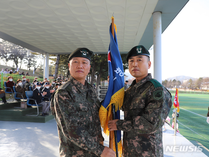 [용인=뉴시스] 육군 제55보병사단이 8일 사단 사령부 연병장에서 제27~28대 사단장 이·취임식을 거행했다. 신임 55사단장으로 김진익 소장이 취임했다