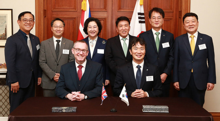 8일 서울 정동 주한영국대사관에서 (앞줄 왼쪽부터)콜린 크룩스 주한영국대사, 이복현 금융감독원장, (뒷줄 왼쪽부터)권희백 한화투자증권 대표이사, 남이현 한화솔루션 대표이사, 김은미 이화여자대학교 총장, 함영주 하나금융그룹 회장, 손병환 NH농협금융지주 회장, 편정범 교보생명 대표이사가 기후리스크 관리모형 개발을 위한 업무협약을 체결하고 있다. *재판매 및 DB 금지