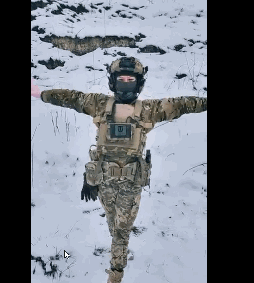 [서울=뉴시스] 우크라이나 국방부가 트위터에 공유한 익명 군인의 '피카츄 춤', 해당 영상에 대해 누리꾼들은 엇갈린 반응을 보였다 (사진출처: 우크라이나 국방부 트위터 캡처) 2022.12.08. *재판매 및 DB 금지