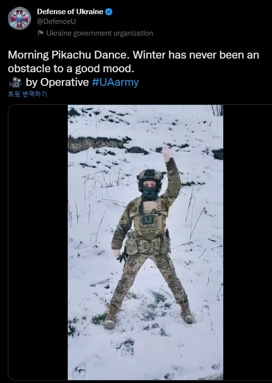 [서울=뉴시스] 우크라이나 국방부는 영상과 더불어 "겨울은 한번도 우리의 기분을 망친 적이 없었다" 라는 코멘트를 달았다 (사진출처: 우크라이나 국방부 트위터 캡처) 2022.12.08. *재판매 및 DB 금지