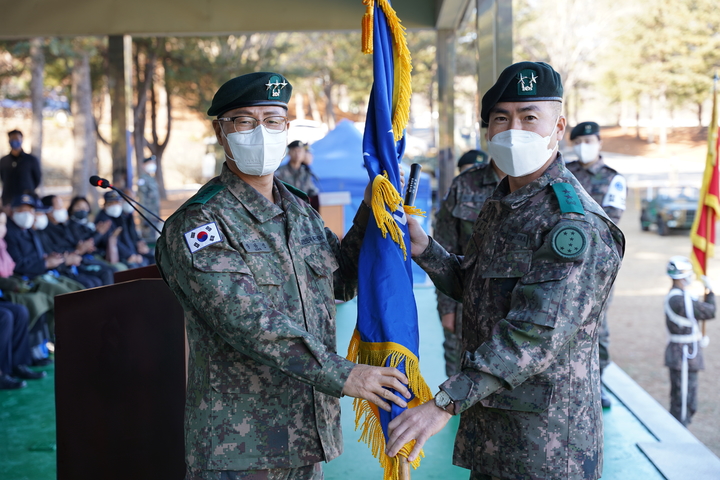 [화천=뉴시스] 김경목 기자 = 8일 김진호(52·학군사관31기·오른쪽) 신임 육군 제7보병사단장(소장)이 강원 화천군 7사단 사령부에서 열린 제47·48대 사단장 이·취임식에서 장광선 2군단장으로부터 부대기를 이양받고 있다. (사진=육군 제7보병사단 제공) 2022.12.08. photo@newsis.com *재판매 및 DB 금지