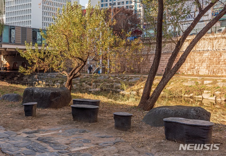 [서울=뉴시스]서울시설공단은 청계천 산책로에 폐플라스틱과 폐마스크를 활용한 '새활용 벤치'를 설치했다고 9일 밝혔다. (사진=서울시 제공). 2022.12.09. photo@newsis.com