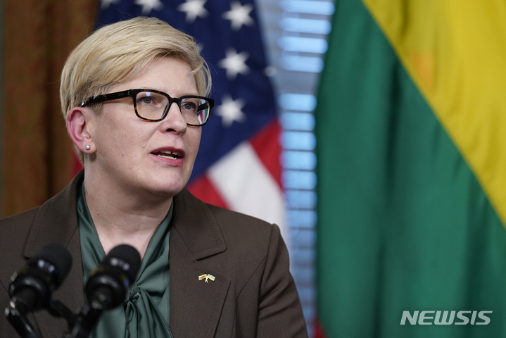 [워싱턴=AP/뉴시스] 잉그리다 시모니테 리투아니아 총리가 지난해 12월 7일 워싱턴 백악관 단지 아이젠하워 행정부 건물에서 발언하고 있다. 2023.02.23.