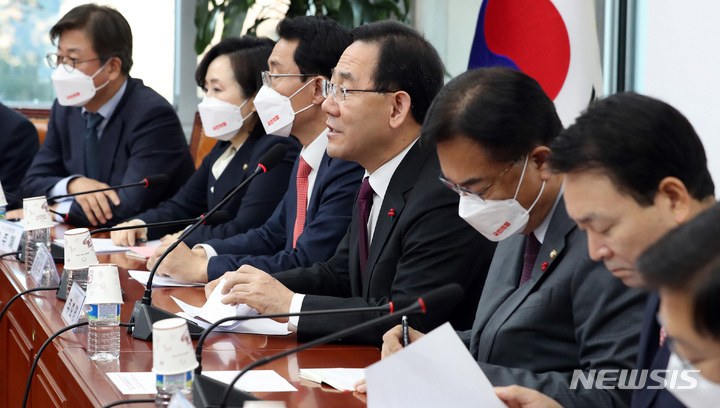 [서울=뉴시스] 이영환 기자 = 주호영 국민의힘 원내대표가 8일 오전 서울 여의도 국회에서 열린 비상대책위원회의에 참석해 발언을 하고 있다. 2022.12.08. 20hwan@newsis.com