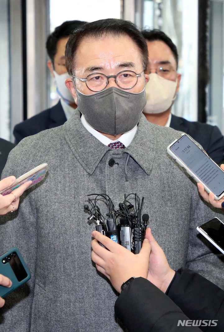 [서울=뉴시스] 김선웅 기자 = 조용병 신한금융지주 대표이사 회장이 8일 서울 중구 신한은행 본점에서 열린 신한금융그룹 회장후보추천위원회 면접에 참석하며 취재진 질문에 답변하고 있다. 2022.12.08. mangusta@newsis.com