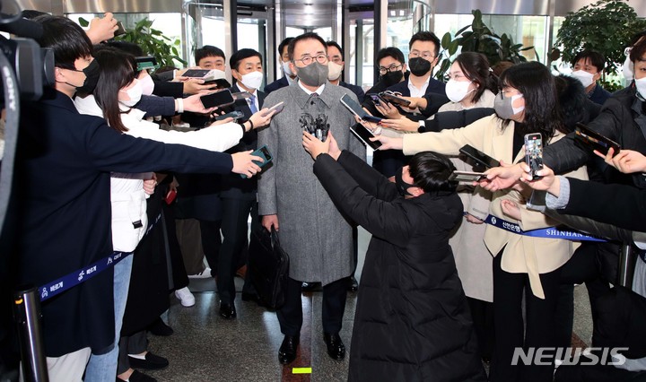 [서울=뉴시스] 김선웅 기자 = 조용병 신한금융지주 대표이사 회장이 8일 서울 중구 신한은행 본점에서 열린 신한금융그룹 회장후보추천위원회 면접에 참석하며 취재진 질문에 답변하고 있다. 2022.12.08. mangusta@newsis.com