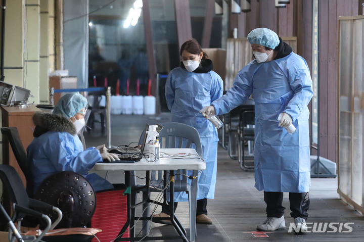 [서울=뉴시스] 권창회 기자 = 코로나19 신규 확진자가 6만5253명 발생한 8일 오전 서울 송파구 보건소 선별진료소에서 의료진이 소독약을 뿌리고 있다. 2022.12.08. kch0523@newsis.com