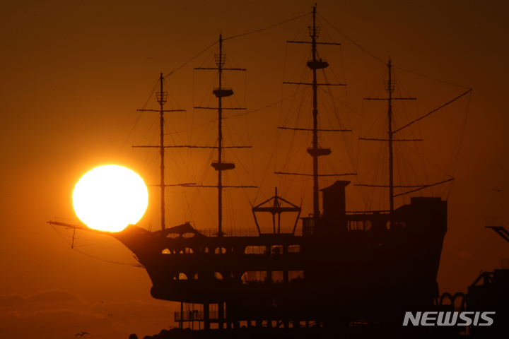 [강릉=뉴시스] 김경목 기자 = 2023년 계묘년 검은 토끼의 해가 다가오고 있다. 8일 오전 해돋이 명소인 강원 강릉시 강동면 정동진해변에서 바라본 수평선 위로 붉은 해가 떠오르고 있다. 2022.12.08. photo31@newsis.com