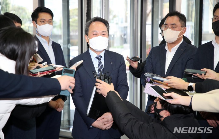 [서울=뉴시스] 김선웅 기자 = 진옥동 신한은행장이 8일 서울 중구 신한은행 본점에서 열린 신한금융그룹 회장후보추천위원회 면접에 참석하며 취재진 질문에 답변하고 있다. 2022.12.08. mangusta@newsis.com