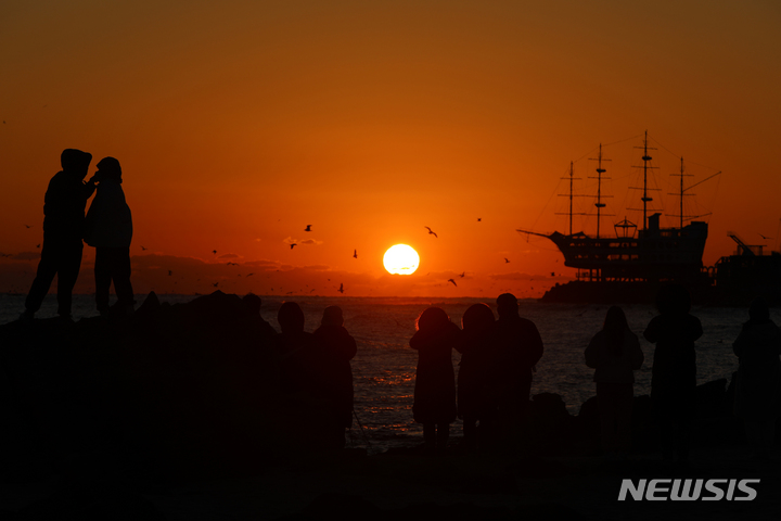 [강릉=뉴시스] 김경목 기자 = 2023년 계묘년 검은 토끼의 해가 다가오고 있다. 8일 오전 시민들이 해돋이 명소인 강원 강릉시 강동면 정동진해변에서 수평선 위로 붉은 빛을 내며 떠오르는 일출의 장엄한 풍경을 감상하고 있다. 2022.12.08. photo31@newsis.com
