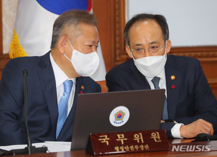 [서울=뉴시스] 배훈식 기자 = 이상민(왼쪽) 행정안전부 장관과 추경호 경제부총리 겸 기획재정부 장관이 8일 오전 서울 종로구 정부서울청사에서 열린 임시국무회의에 참석해 대화하고 있다. 2022.12.08. dahora83@newsis.com