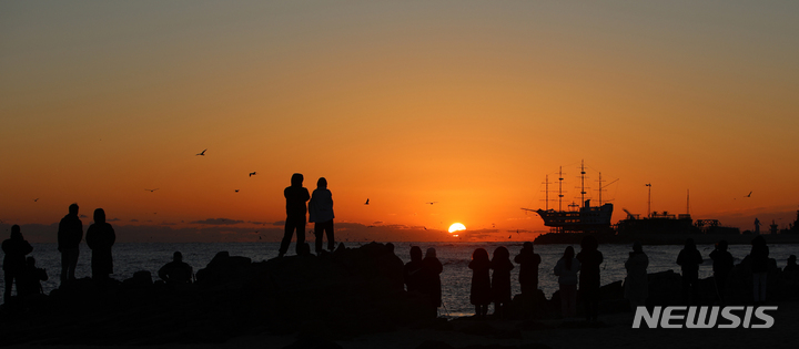 [강릉=뉴시스] 김경목 기자 = 2023년 계묘년 검은 토끼의 해가 다가오고 있다. 8일 오전 시민들이 해돋이 명소인 강원 강릉시 강동면 정동진해변에서 수평선 위로 붉은 빛을 내며 떠오르는 일출의 장엄한 풍경을 감상하고 있다. 2022.12.08. photo31@newsis.com