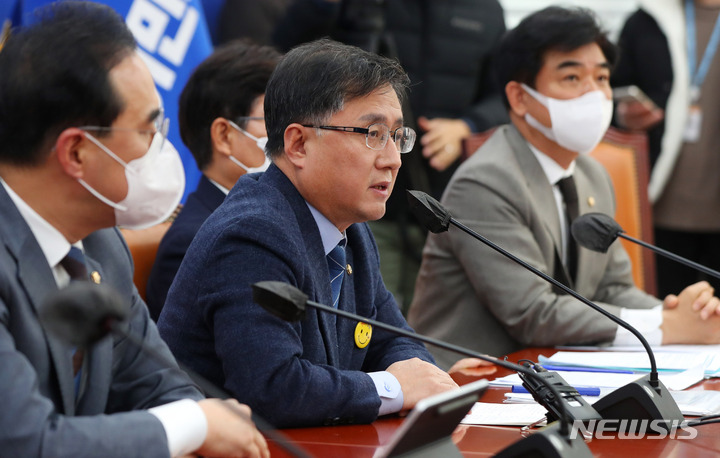 [서울=뉴시스] 추상철 기자 = 김성환 더불어민주당 정책위 의장이 8일 오전 서울 여의도 국회에서 열린 '2023년도 예산안 관련 기자회견'에서 발언하고 있다. 2022.12.08. scchoo@newsis.com