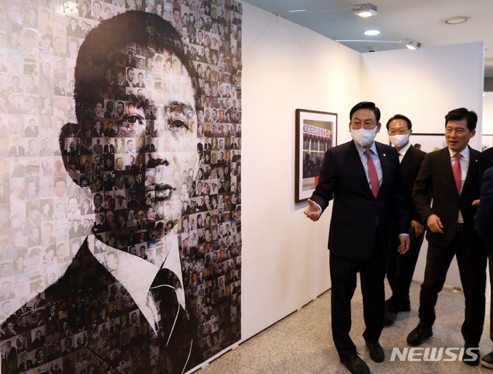 [서울=뉴시스] 전진환 기자 = 8일 오전 서울 여의도 국회 의원회관에서 열린 박정희 대통령 사진전'박정희 다시보기~' 개막식에서 정우택 국회부의장과 주회자인 구자근(오른쪽) 국민의힘 의원이 관람을 하고 있다. 2022.12.08. amin2@newsis.com