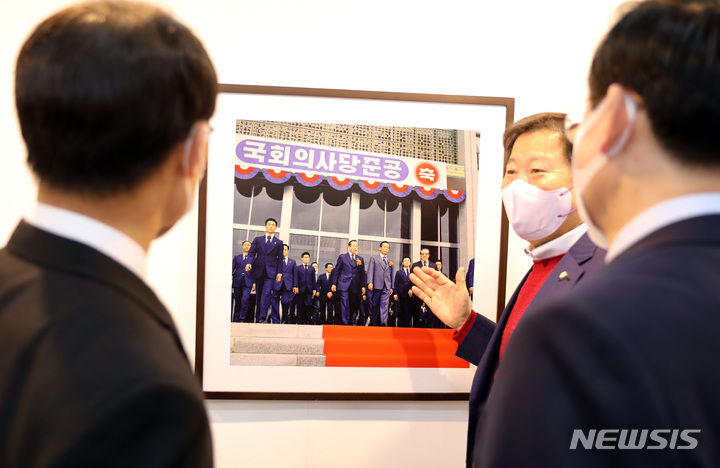 [서울=뉴시스] 전진환 기자 = 8일 오전 서울 여의도 국회 의원회관에서 열린 박정희 대통령 사진전'박정희 다시보기~' 개막식에서 국민의힘 의원들이 관람을 하고 있다. 2022.12.08. amin2@newsis.com