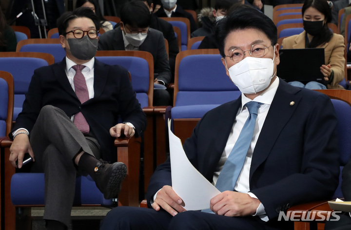 [서울=뉴시스] 이영환 기자 = 국민의힘 장제원(오른쪽) 의원과 권성동 의원이 8일 오전 서울 여의도 국회에서 열린 당 국회상임위원장 후보자 선출 의원총회에 참석해 자리에 앉아 있다. 2022.12.08. 20hwan@newsis.com