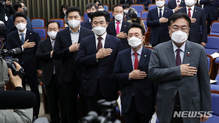 [서울=뉴시스] 이영환 기자 = 정진석 국민의힘 비상대책위원장이 8일 오전 서울 여의도 국회에서 열린 당 국회상임위원장 후보자 선출 의원총회에 참석해 국민의례를 하고 있다. 정진석(오른쪽부터) 비상대책위원장, 김석기 사무총장, 기재위에 단독 입후보한 윤영석 의원, 외통위에 단독 입후보한 김태호 의원, 국방위에 단독 입후보한 한기호 의원, 행안위에 단독 입후보한 장제원 의원, 정보위 경선을 앞둔 하태경(뒷줄 왼쪽부터), 박덕흠 의원. 2022.12.08. 20hwan@newsis.com