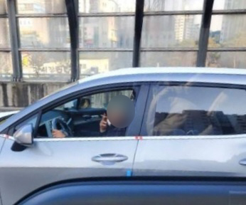 [광주=뉴시스] 기아 완성차 대체 기사가 담배를 피우고 있다. 독자제공