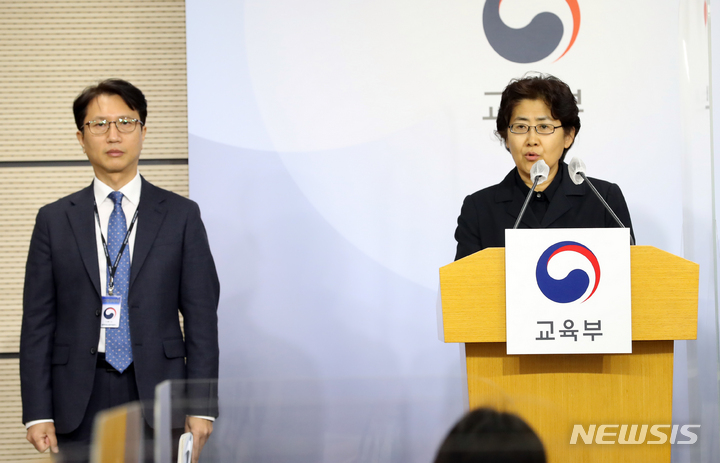 [세종=뉴시스] 강종민 기자 = 박정 2023학년도 대학수학능력시험 채점위원장이 8일 세종시 정부세종청사에서 수능 채점 결과를 발표하고 있다. 2022.12.08. ppkjm@newsis.com