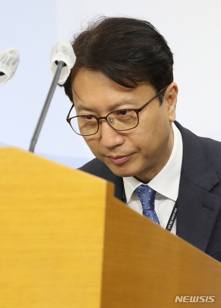 [세종=뉴시스] 강종민 기자 = 이규민 한국교육평가원장이 8일 세종시 정부세종청사에서 수능 채점 결과 발표에 앞서 인사하고 있다. 2022.12.08. ppkjm@newsis.com