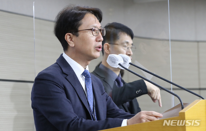 [세종=뉴시스] 강종민 기자 = 이규민 한국교육평가원장이 8일 세종시 정부세종청사에서 수능 채점 결과 발표에 앞서 모두발언을 하고 있다. 2022.12.08. ppkjm@newsis.com