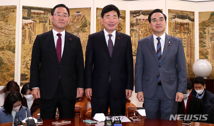 [서울=뉴시스] 추상철 기자 = 주호영 국민의힘 원내대표와 박홍근 더불어민주당 원내대표가 8일 오전 서울 여의도 국회에서 열린 김진표 국회의장 주재 회동에 앞서 기념촬영을 하고 있다. 2022.12.08. scchoo@newsis.com