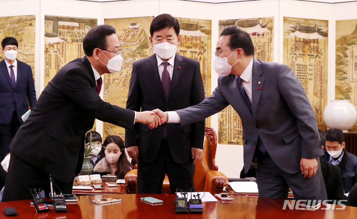 [서울=뉴시스] 추상철 기자 = 주호영 국민의힘 원내대표와 박홍근 더불어민주당 원내대표가 8일 오전 서울 여의도 국회에서 열린 김진표 국회의장 주재 회동에 앞서 악수를 하고 있다. 2022.12.08. scchoo@newsis.com