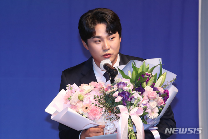 [서울=뉴시스] 권창회 기자 = 두산베어스 정철원이 8일 오전 서울 강남구 리베라 호텔에서 열린 '2022 뉴트리디데이 일구상 시상식'에서 신인상을 수상 후 소감을 밝히고 있다. 2022.12.08. kch0523@newsis.com