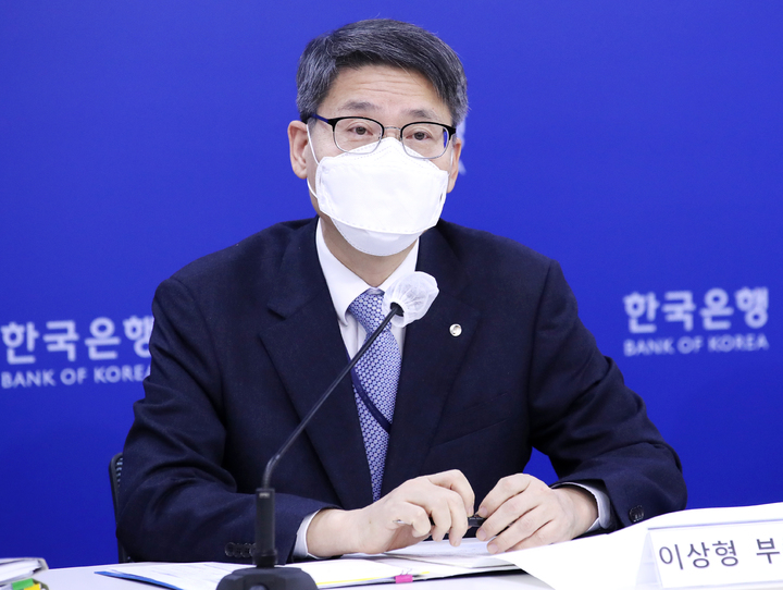 [서울=뉴시스] 이상형 한국은행 부총재보가 8일 서울 중구 한국은행에서 열린 통화신용정책보고서(2022년 12월) 설명회에서 발언하고 있다. (사진=한국은행 제공) 2022.12.08. photo@newsis.com *재판매 및 DB 금지
