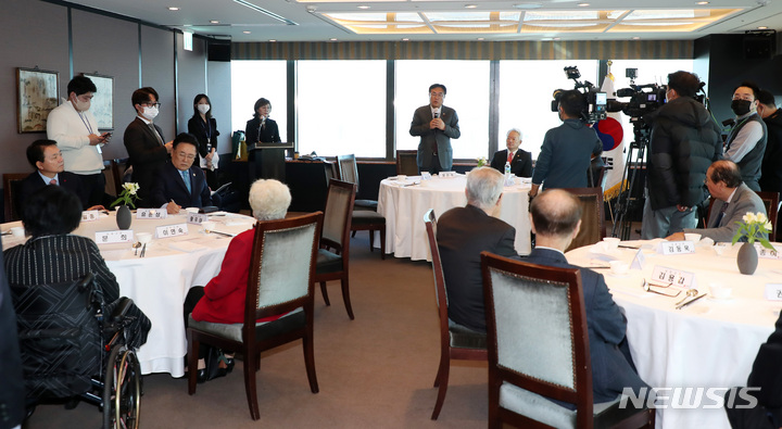 [서울=뉴시스] 이영환 기자 = 정진석 국민의힘 비상대책위원장이 8일 오전 서울 여의도의 한 식당에서 열린 상임고문단 회의 및 오찬에서 인사말을 하고 있다. 2022.12.08. 20hwan@newsis.com