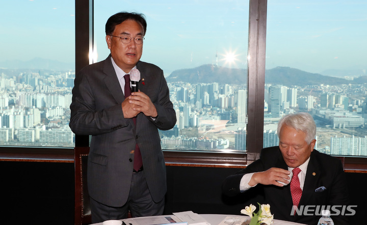 [서울=뉴시스] 이영환 기자 = 정진석(왼쪽) 국민의힘 비상대책위원장이 8일 오전 서울 여의도의 한 식당에서 열린 상임고문단 회의 및 오찬에서 인사말을 하고 있다. 오른쪽은 정의화 상임고문. 2022.12.08. 20hwan@newsis.com