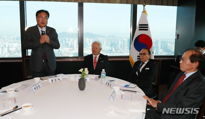 [서울=뉴시스] 이영환 기자 = 정진석(왼쪽) 국민의힘 비상대책위원장이 8일 오전 서울 여의도의 한 식당에서 열린 상임고문단 회의 및 오찬에서 인사말을 하고 있다. 2022.12.08. 20hwan@newsis.com