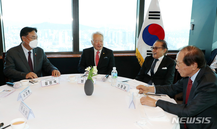 [서울=뉴시스] 이영환 기자 = 정진석(왼쪽) 국민의힘 비상대책위원장이 8일 오전 서울 여의도의 한 식당에서 열린 상임고문단 회의 및 오찬에서 정의화(왼쪽 두 번째부터), 신영균, 신경식 상임고문과 대화를 나누고 있다. 2022.12.08. 20hwan@newsis.com