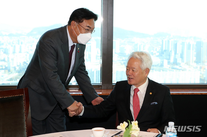 [서울=뉴시스] 이영환 기자 = 정진석(왼쪽) 국민의힘 비상대책위원장이 8일 오전 서울 여의도의 한 식당에서 열린 상임고문단 회의 및 오찬에서 정의화 상임고문과 인사를 나누고 있다. 2022.12.08. 20hwan@newsis.com