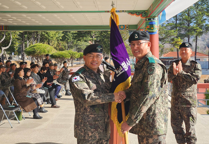 [광주=뉴시스] 육군 제31보병사단은 오병석 제13특임여단장이 신임 사단장에 취임했다고 8일 밝혔다. 오병석 신임 사단장(사진 오른쪽)이 사단장 이·취임식에서 부대기를 넘겨받고 있다. (사진=31사단 제공) 2022.12.08. photo@newsis.com *재판매 및 DB 금지