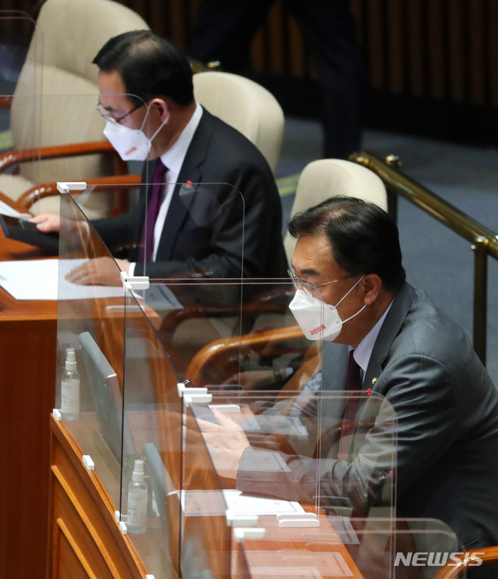 [서울=뉴시스] 추상철 기자 = 국민의힘 정진석 비대위원장과 주호영 원내대표가 8일 오후 서울 여의도 국회에서 열린 제400회국회(정기회) 제400-14차 본회의에 참석해 있다. 2022.12.08. scchoo@newsis.com