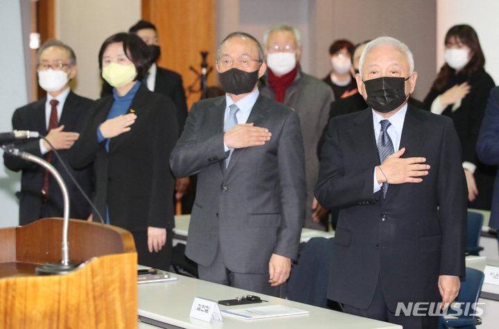 [서울=뉴시스] 김진아 기자 = 8일 서울 마포구 연세대학교 김대중도서관에서 열린 김대중 대통령 노벨평화상수상 22주년 기념식 및 학술회의에서 김한길 국민통합위원장, 송민순 전 외교통상부 장관, 이정미 정의당 대표가 국민의례를 하고 있다. 2022.12.08. bluesoda@newsis.com